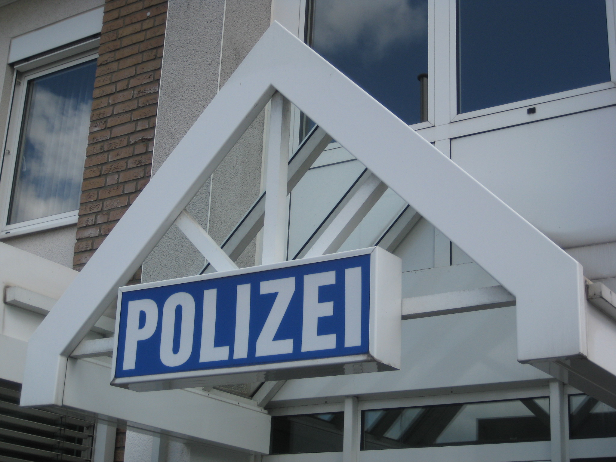 Das Bild zeigt den Eingang der Polizeiwache Olpe.