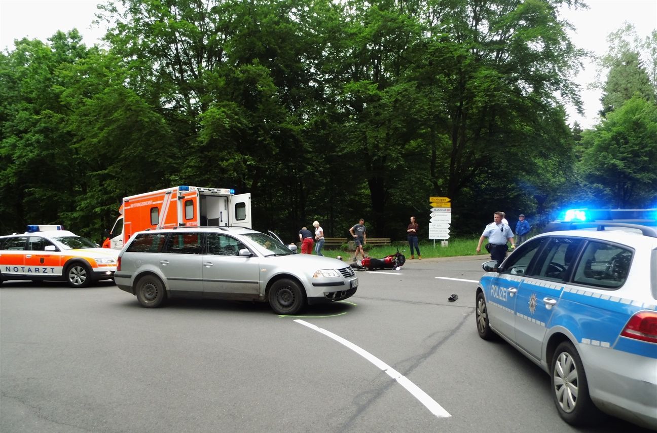 Das Bild zeigt eine Unfallstelle mit Streifenwagen und Rettungsdienst.