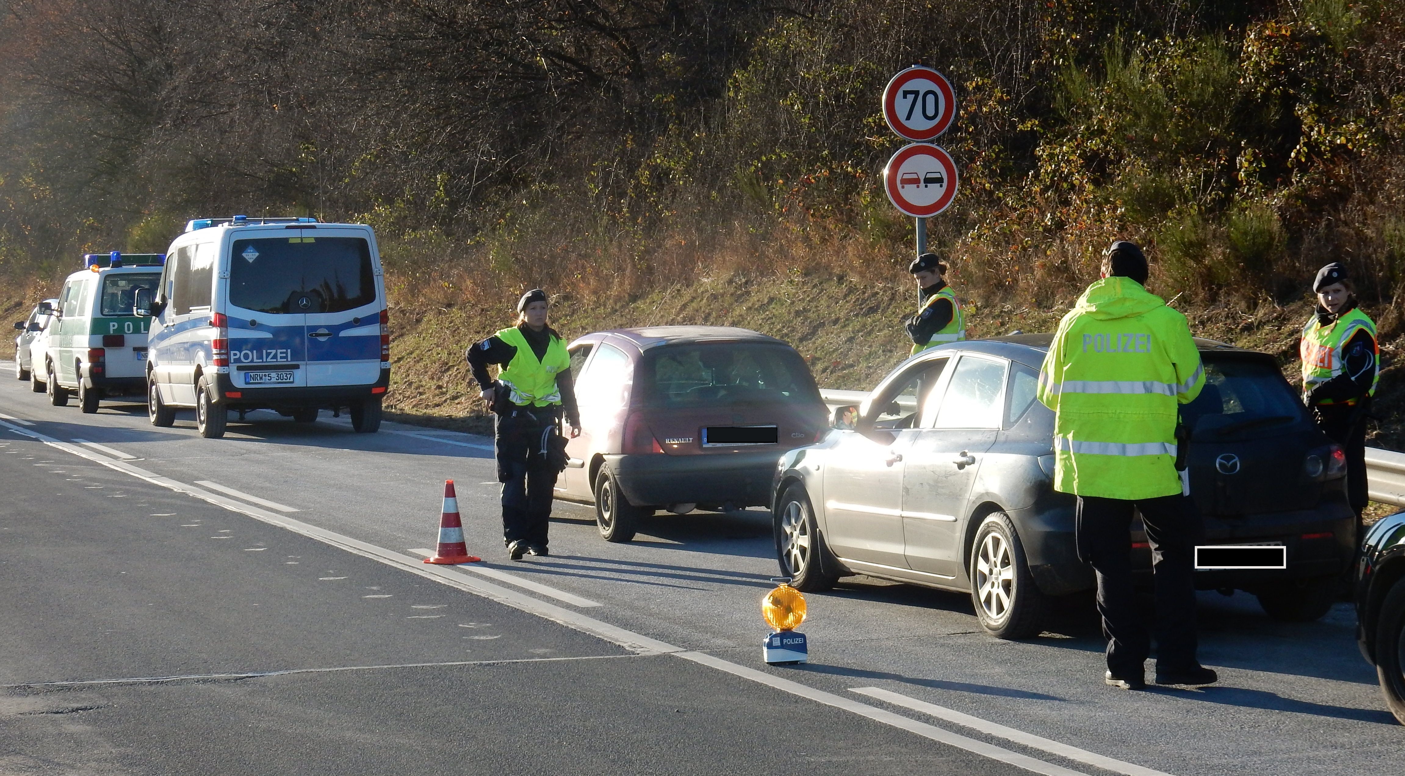 Das Bild zeigt eine polizeiliche Kontrollstelle.