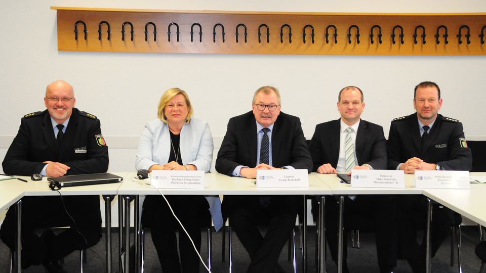 Die Vertreter der KPB Olpe bei der Pressekonferenz im März 2017.