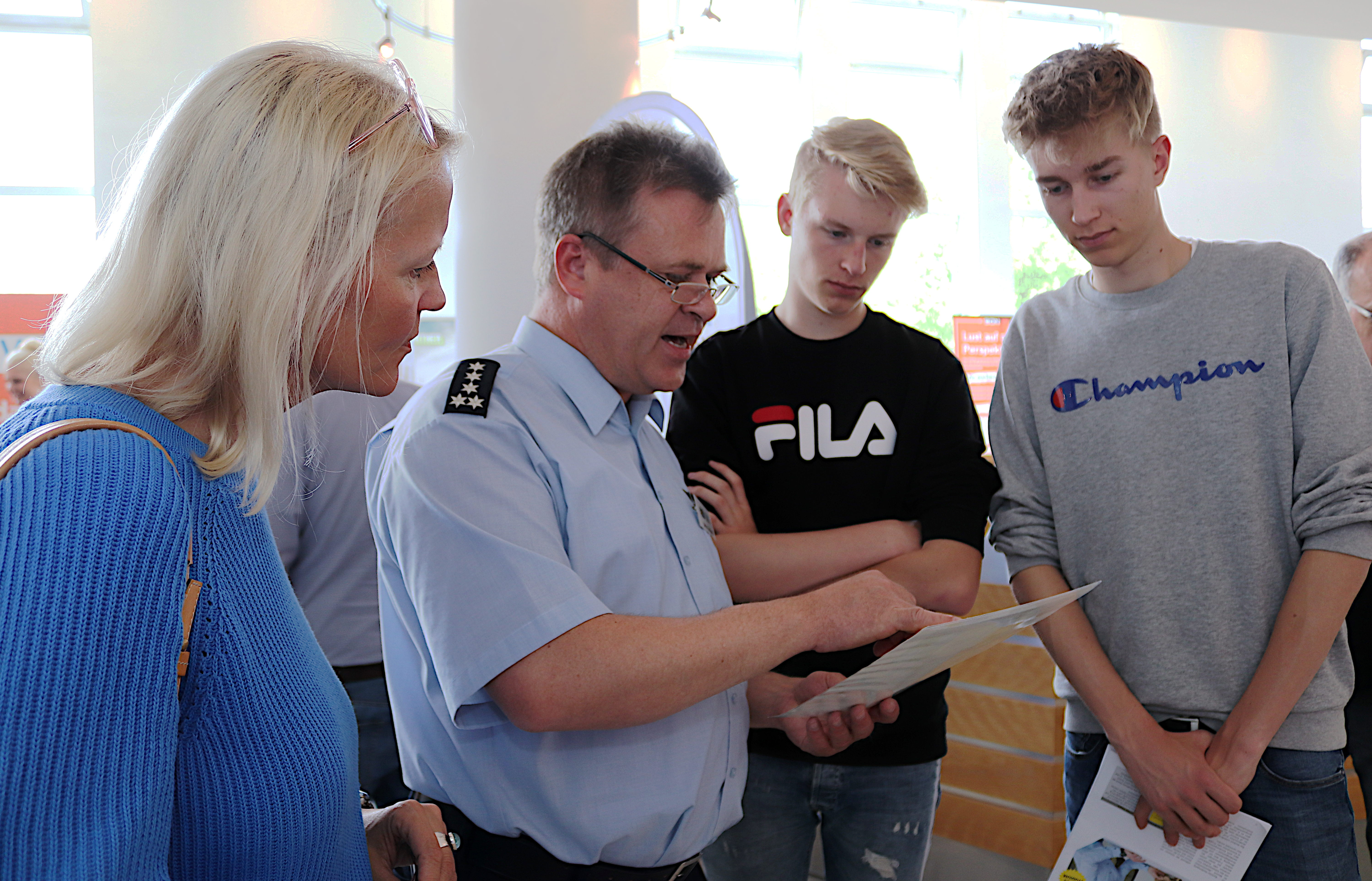 Udo Schulte erklärte Interessierten, wie sie sich für den Polizeiberuf bewerben können. Foto: Polizei Olpe