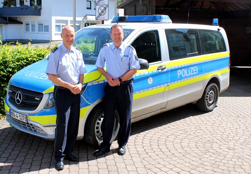 „Schlüsselübergabe“ auf dem Hof der Polizeiwache Lennestadt. Das Bild zeigt den mittlerweile pensionierten Ersten Polizeihauptkommissar Christoph Bankstahl gemeinsam mit dem Ersten Polizeihauptkommissar Stephan Ommer.