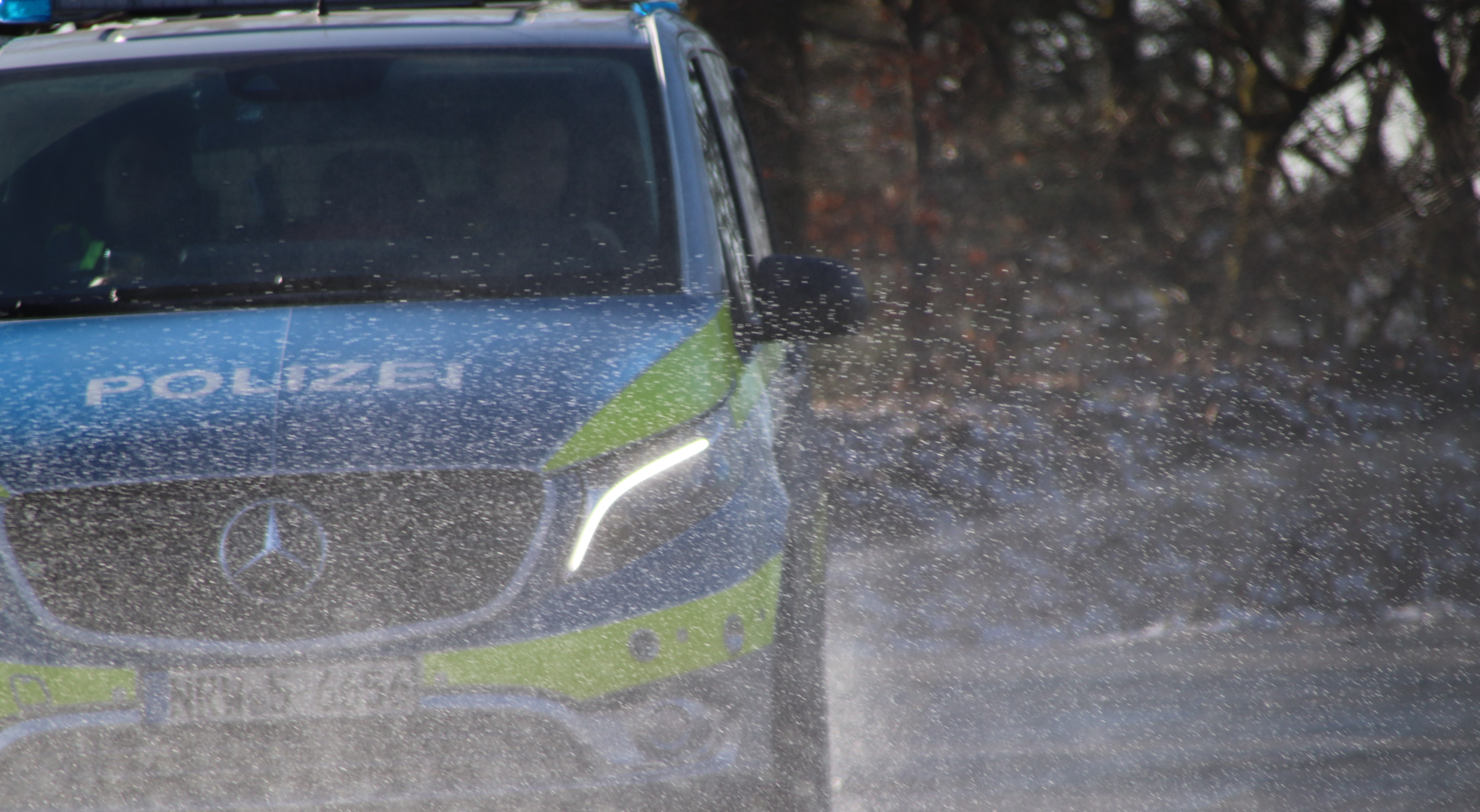 Polizeiauto mit Wasser