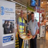 Infostand der Polizei in Olper Supermarkt