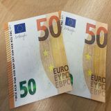 Das Bild zeigt 50-Euro-Scheine
