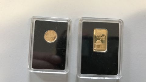 Das Bild zeigt goldene Münzen bzw. Plaketten.