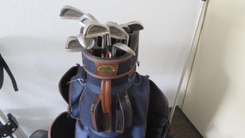 Das Bild zeigt eine Golftasche mit verschiedenen Schlägern.