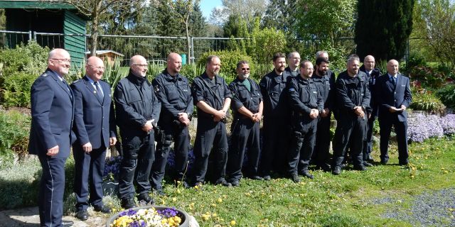 Das Bild zeigt die Abteilungsleiter und die Diensthundeführer der vier kooperierenden Polizeibehörden.