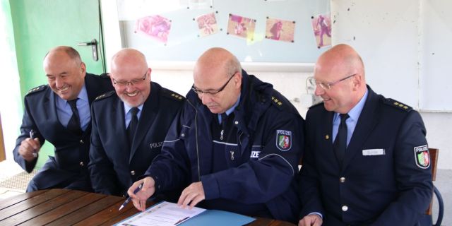 Das Bild zeigt die vier Abteilungsleiter bei der Vertragsunterzeichnung.