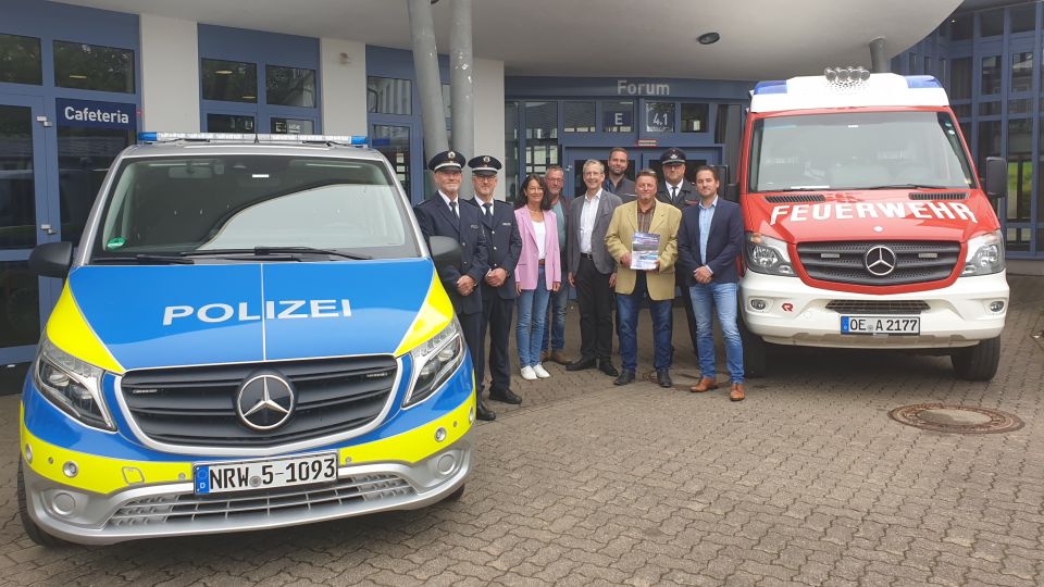 Das Bild zeigt die Beteiligten vor dem St.-Ursula-Gymnasium Attendorn. 