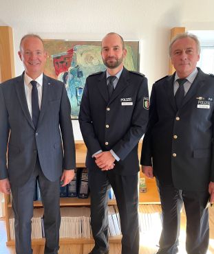 Das Bild zeigt den Landrat Theo Melcher, den neuen Leiter Leitungsstab Matthias Freitag und den Abteilungsleiter PD Jürgen Griesing. 