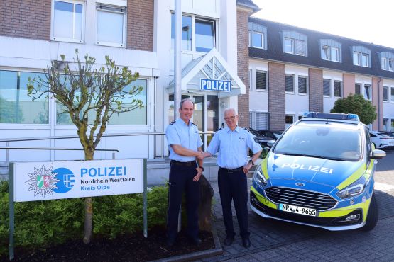 Das Bild zeigt den neuen Wachleiter EPHK Thorsten Lange und EPHK Matthias Giese vor dem Gebäude der Polizeiwache Olpe. 