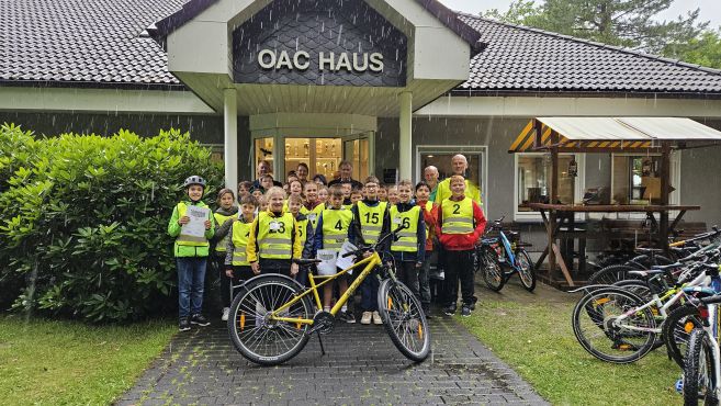 Gruppenbild der Viertklässler bei der Fahrradaktion Safety 2025