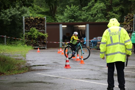 Kind im Fahrradparcours mit Verkehrssicherheitsberater