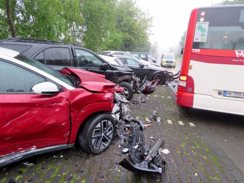 Ein Bus ist mit mehreren geparkten Autos zusammengestoßen.
