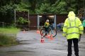 Kind im Fahrradparcours mit Verkehrssicherheitsberater