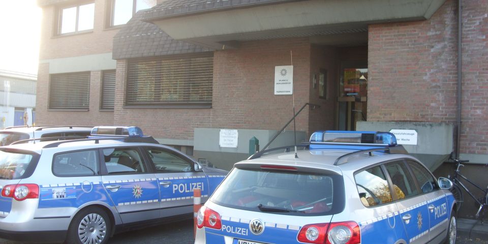 Das Bild zeigt den Eingang der Polizeiwache Attendorn.