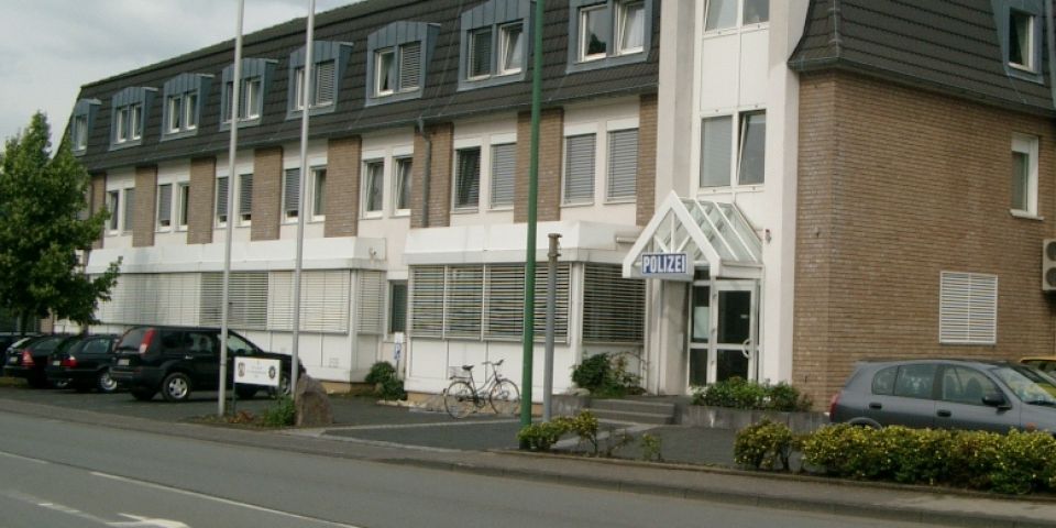 Das Bild zeigt die Frontansicht des Polizeigebäudes in Olpe.