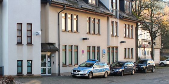 Das Bild zeigt die Frontansicht der Polizeiwache Lennestadt.
