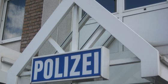 Das Bild zeigt den Eingang der Polizeiwache Olpe.